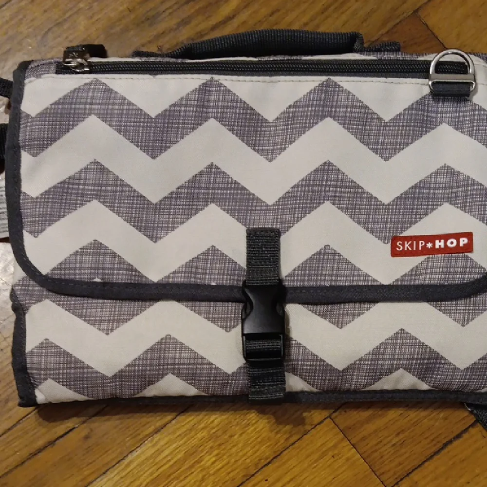 Skip Hop Zigzag Diaper Bag With Changing Pad - Gray and White NWOT